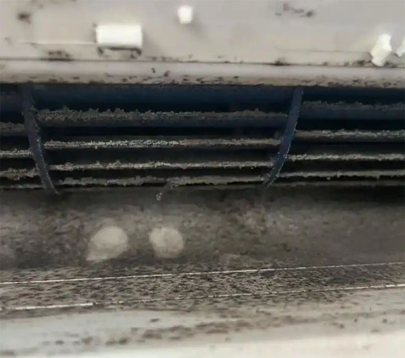 丁青空调吹的风有股烧焦味是怎么回事